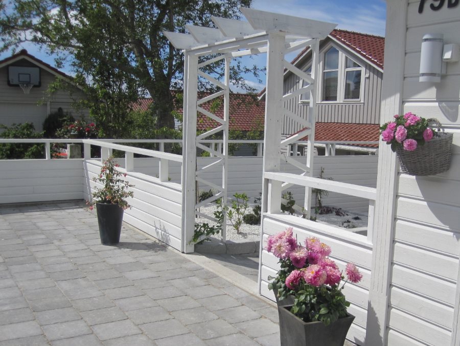 Uteomrde fra innkjrsel ned til terrasse. 