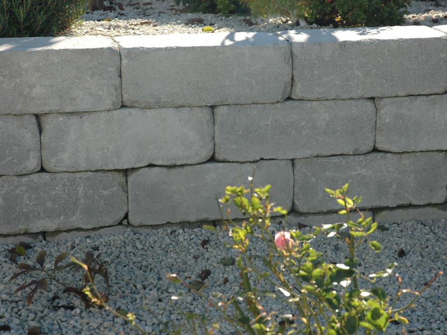 Uteomr�de fra innkj�rsel ned til terrasse. 