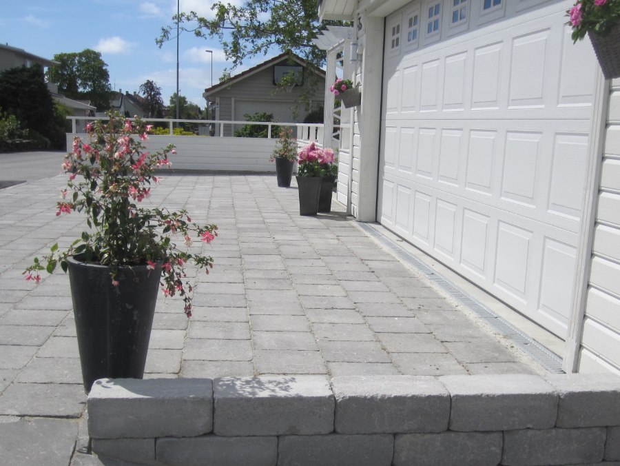 Uteomrde fra innkjrsel ned til terrasse. 