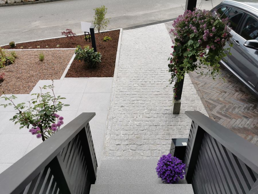 Inngangsparti med trivelig uteomrde
