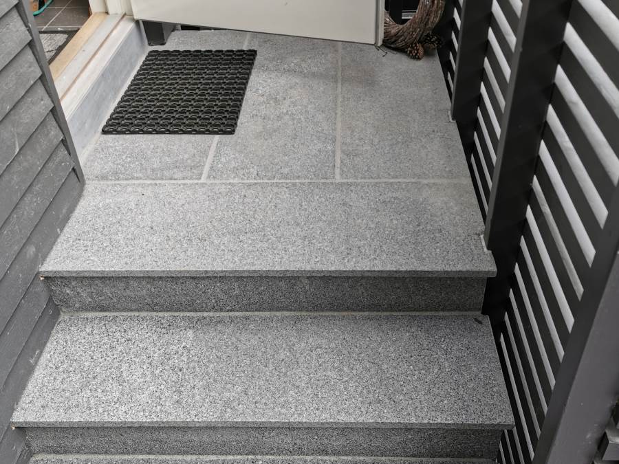 Inngangsparti med trivelig uteomrde